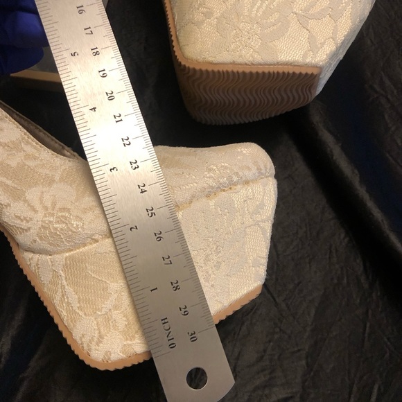 Qupid- Platform Sky Lucite Ombré High Heel Shoes in White Lace & Cream - Picture 9 of 10